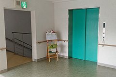 3Fエレベーターの扉と床の色は緑色にしています。