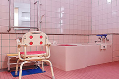 個別浴槽は床暖房が完備され冬でも快適に利用することができます。