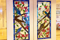館内へのうち扉には、「華と鳥」がデザインされたステンドグラスがあります。