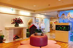 1Fホールには、花形のソファーがあり、ご家族様との歓談等でも利用できます。